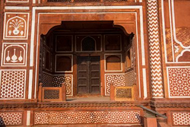 Mücevher Kutusu ya da Bebek Taj olarak adlandırılan Itmad-Ud-Daulah 'ın mezarının duvarındaki geometrik desenli yapı Agra, Uttar Pradesh, Hindistan' da yer almaktadır..