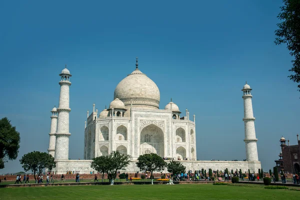 Agra Indie Lutego 2018 Turyści Indii Całego Świata Odwiedzają Taj — Zdjęcie stockowe