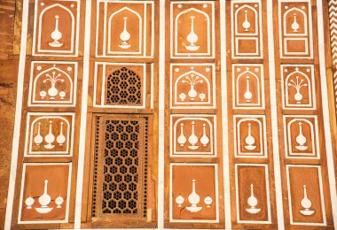 Mücevher Kutusu ya da Bebek Taj olarak adlandırılan Itmad-Ud-Daulah 'ın mezarının duvarındaki geometrik desenli yapı Agra, Uttar Pradesh, Hindistan' da yer almaktadır..