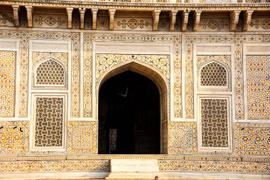 Mücevher Kutusu ya da Bebek Taj olarak adlandırılan Itmad-Ud-Daulah 'ın mezarının duvarındaki geometrik desenli yapı Agra, Uttar Pradesh, Hindistan' da yer almaktadır..