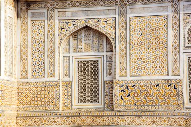 Mücevher Kutusu ya da Bebek Taj olarak adlandırılan Itmad-Ud-Daulah 'ın mezarının duvarındaki geometrik desenli yapı Agra, Uttar Pradesh, Hindistan' da yer almaktadır..