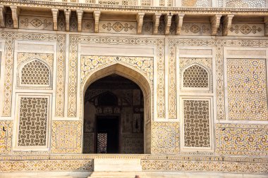 Mücevher Kutusu ya da Bebek Taj olarak adlandırılan Itmad-Ud-Daulah 'ın mezarının duvarındaki geometrik desenli yapı Agra, Uttar Pradesh, Hindistan' da yer almaktadır..