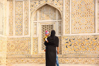 AGRA, INDIA, 14 Şubat 2018: I 'm mad-ud-Daulah, Baby Taj veya Jewel Box' un tanımlanamayan turist ziyareti, Hindistan 'ın Agra kentinin en ünlü simgeleri