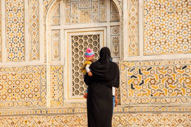 AGRA, INDIA, 14 Şubat 2018: I 'm mad-ud-Daulah, Baby Taj veya Jewel Box' un tanımlanamayan turist ziyareti, Hindistan 'ın Agra kentinin en ünlü simgeleri