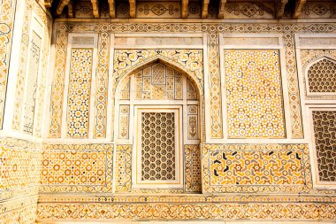 Mücevher Kutusu ya da Bebek Taj olarak adlandırılan Itmad-Ud-Daulah 'ın mezarının duvarındaki geometrik desenli yapı Agra, Uttar Pradesh, Hindistan' da yer almaktadır..