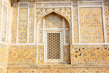 Mücevher Kutusu ya da Bebek Taj olarak adlandırılan Itmad-Ud-Daulah 'ın mezarının duvarındaki geometrik desenli yapı Agra, Uttar Pradesh, Hindistan' da yer almaktadır..