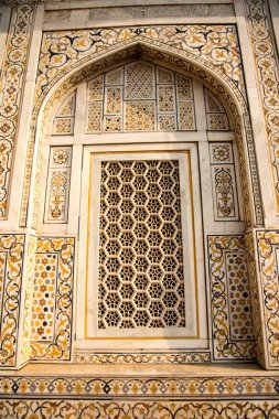 Mücevher Kutusu ya da Bebek Taj olarak adlandırılan Itmad-Ud-Daulah 'ın mezarının duvarındaki geometrik desenli yapı Agra, Uttar Pradesh, Hindistan' da yer almaktadır..