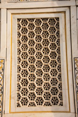 Mücevher Kutusu ya da Bebek Taj olarak adlandırılan Itmad-Ud-Daulah 'ın mezarının duvarındaki geometrik desenli yapı Agra, Uttar Pradesh, Hindistan' da yer almaktadır..