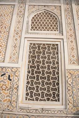 Mücevher Kutusu ya da Bebek Taj olarak adlandırılan Itmad-Ud-Daulah 'ın mezarının duvarındaki geometrik desenli yapı Agra, Uttar Pradesh, Hindistan' da yer almaktadır..
