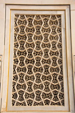 Mücevher Kutusu ya da Bebek Taj olarak adlandırılan Itmad-Ud-Daulah 'ın mezarının duvarındaki geometrik desenli yapı Agra, Uttar Pradesh, Hindistan' da yer almaktadır..