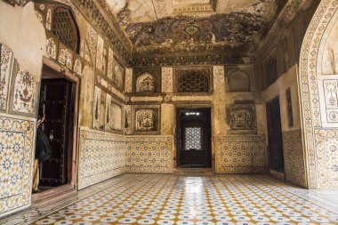 Mücevher Kutusu ya da Bebek Taj olarak adlandırılan Itmad-Ud-Daulah 'ın mezarının duvarındaki geometrik desenli yapı Agra, Uttar Pradesh, Hindistan' da yer almaktadır..