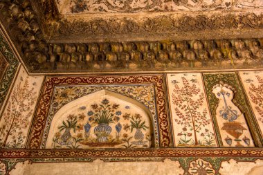 Mücevher Kutusu ya da Bebek Taj olarak adlandırılan Itmad-Ud-Daulah 'ın mezarının duvarındaki geometrik desenli yapı Agra, Uttar Pradesh, Hindistan' da yer almaktadır..