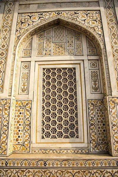 Mücevher Kutusu ya da Bebek Taj olarak adlandırılan Itmad-Ud-Daulah 'ın mezarının duvarındaki geometrik desenli yapı Agra, Uttar Pradesh, Hindistan' da yer almaktadır..
