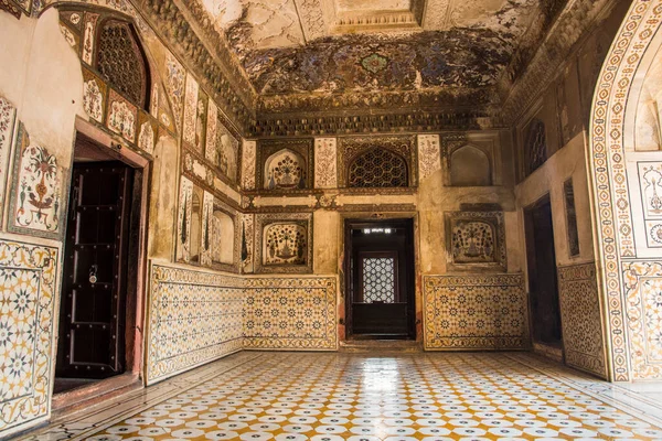 Mücevher Kutusu ya da Bebek Taj olarak adlandırılan Itmad-Ud-Daulah 'ın mezarının duvarındaki geometrik desenli yapı Agra, Uttar Pradesh, Hindistan' da yer almaktadır..