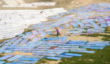 Agra, Hindistan - 15 Şubat 2018: Kimliği belirsiz insanlar Yanuma Agra nehrinin kıyısında sıcak güneşte yıkandıktan sonra bez kurutuyorlar 