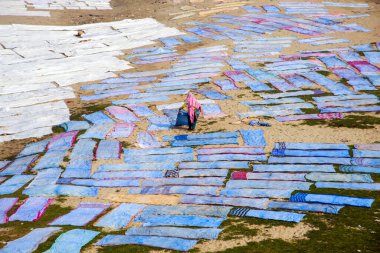 Agra, Hindistan - 15 Şubat 2018: Kimliği belirsiz insanlar Yanuma Agra nehrinin kıyısında sıcak güneşte yıkandıktan sonra bez kurutuyorlar 