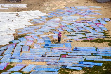 Agra, Hindistan - 15 Şubat 2018: Kimliği belirsiz insanlar Yanuma Agra nehrinin kıyısında sıcak güneşte yıkandıktan sonra bez kurutuyorlar 