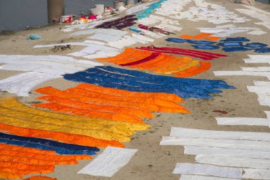 Agra, Hindistan - 15 Şubat 2018: Kimliği belirsiz insanlar Yanuma Agra nehrinin kıyısında sıcak güneşte yıkandıktan sonra bez kurutuyorlar 