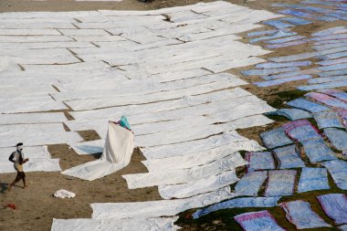 Agra, Hindistan - 15 Şubat 2018: Kimliği belirsiz insanlar Yanuma Agra nehrinin kıyısında sıcak güneşte yıkandıktan sonra bez kurutuyorlar 