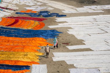 Agra, Hindistan - 15 Şubat 2018: Kimliği belirsiz insanlar Yanuma Agra nehrinin kıyısında sıcak güneşte yıkandıktan sonra bez kurutuyorlar 