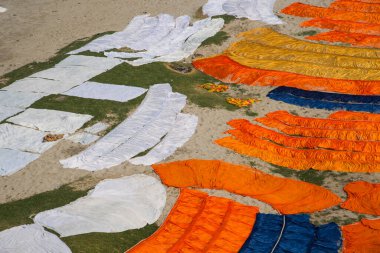 Agra, Hindistan - 15 Şubat 2018: Kimliği belirsiz insanlar Yanuma Agra nehrinin kıyısında sıcak güneşte yıkandıktan sonra bez kurutuyorlar 