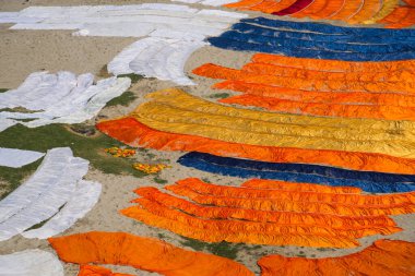 Agra, Hindistan - 15 Şubat 2018: Kimliği belirsiz insanlar Yanuma Agra nehrinin kıyısında sıcak güneşte yıkandıktan sonra bez kurutuyorlar 