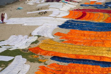 Agra, Hindistan - 15 Şubat 2018: Kimliği belirsiz insanlar Yanuma Agra nehrinin kıyısında sıcak güneşte yıkandıktan sonra bez kurutuyorlar 