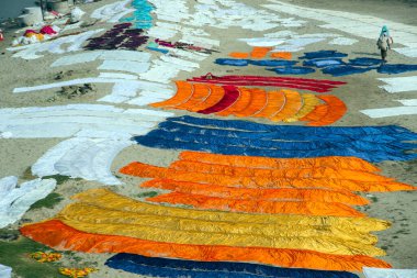 Agra, Hindistan - 15 Şubat 2018: Kimliği belirsiz insanlar Yanuma Agra nehrinin kıyısında sıcak güneşte yıkandıktan sonra bez kurutuyorlar 