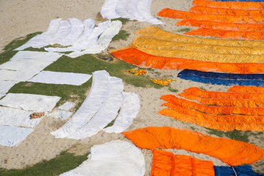 Agra, Hindistan - 15 Şubat 2018: Kimliği belirsiz insanlar Yanuma Agra nehrinin kıyısında sıcak güneşte yıkandıktan sonra bez kurutuyorlar 