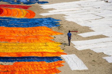 Agra, Hindistan - 15 Şubat 2018: Kimliği belirsiz insanlar Yanuma Agra nehrinin kıyısında sıcak güneşte yıkandıktan sonra bez kurutuyorlar 