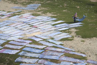 Agra, Hindistan - 15 Şubat 2018: Kimliği belirsiz insanlar Yanuma Agra nehrinin kıyısında sıcak güneşte yıkandıktan sonra bez kurutuyorlar 