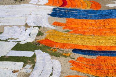 Agra, Hindistan - 15 Şubat 2018: Kimliği belirsiz insanlar Yanuma Agra nehrinin kıyısında sıcak güneşte yıkandıktan sonra bez kurutuyorlar 