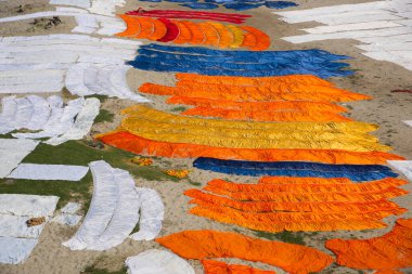 Agra, Hindistan - 15 Şubat 2018: Kimliği belirsiz insanlar Yanuma Agra nehrinin kıyısında sıcak güneşte yıkandıktan sonra bez kurutuyorlar 