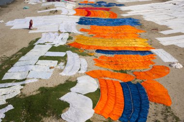 Agra, Hindistan - 15 Şubat 2018: Kimliği belirsiz insanlar Yanuma Agra nehrinin kıyısında sıcak güneşte yıkandıktan sonra bez kurutuyorlar 