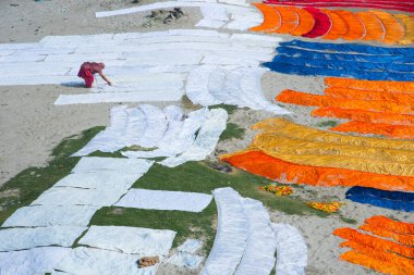 Agra, Hindistan - 15 Şubat 2018: Kimliği belirsiz insanlar Yanuma Agra nehrinin kıyısında sıcak güneşte yıkandıktan sonra bez kurutuyorlar 