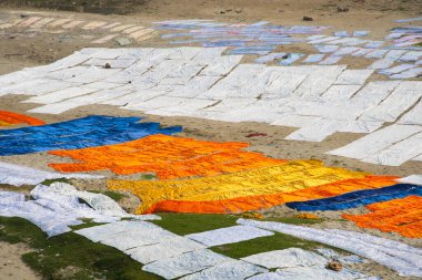 Agra, Hindistan - 15 Şubat 2018: Kimliği belirsiz insanlar Yanuma Agra nehrinin kıyısında sıcak güneşte yıkandıktan sonra bez kurutuyorlar 