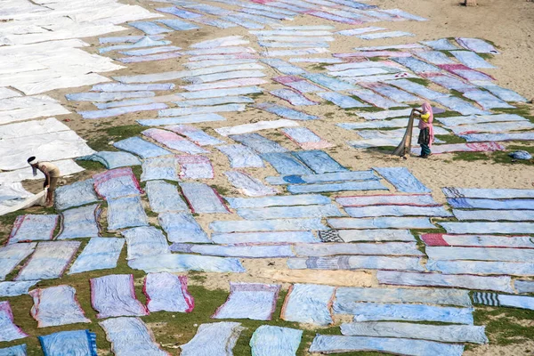 Agra, Hindistan - 15 Şubat 2018: Kimliği belirsiz insanlar Yanuma Agra nehrinin kıyısında sıcak güneşte yıkandıktan sonra bez kurutuyorlar 