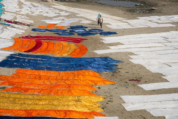 Agra, Hindistan - 15 Şubat 2018: Kimliği belirsiz insanlar Yanuma Agra nehrinin kıyısında sıcak güneşte yıkandıktan sonra bez kurutuyorlar 