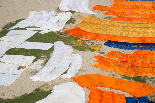 Agra, Hindistan - 15 Şubat 2018: Kimliği belirsiz insanlar Yanuma Agra nehrinin kıyısında sıcak güneşte yıkandıktan sonra bez kurutuyorlar 