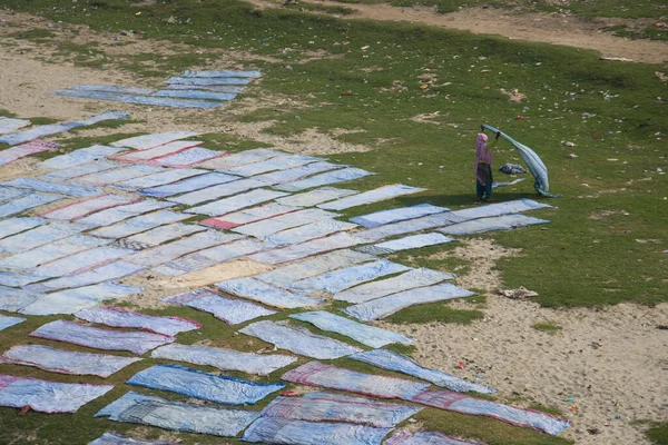 Agra, Hindistan - 15 Şubat 2018: Kimliği belirsiz insanlar Yanuma Agra nehrinin kıyısında sıcak güneşte yıkandıktan sonra bez kurutuyorlar 