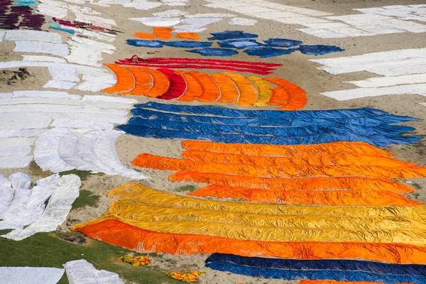 Agra, Hindistan - 15 Şubat 2018: Kimliği belirsiz insanlar Yanuma Agra nehrinin kıyısında sıcak güneşte yıkandıktan sonra bez kurutuyorlar 