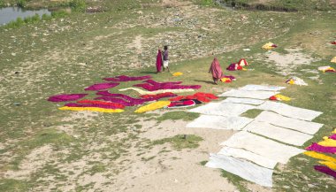 Agra, Hindistan - 15 Şubat 2018: Kimliği belirsiz insanlar Yanuma Agra nehrinin kıyısında sıcak güneşte yıkandıktan sonra bez kurutuyorlar 