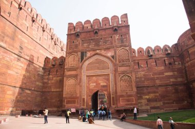 AGRA, Hindistan - 15 Şubat 2018: Agra 'daki Kızıl Kale' deki turistler, bu kale çok popüler bir turistik ilgi odağı, çünkü Tac Mahal 'ın güzel bir manzarasına sahip olabilirsiniz. UNESCO Dünya Mirası sitesi