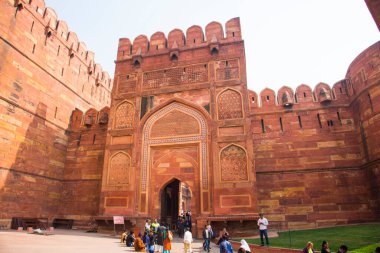 AGRA, Hindistan - 15 Şubat 2018: Agra 'daki Kızıl Kale' deki turistler, bu kale çok popüler bir turistik ilgi odağı, çünkü Tac Mahal 'ın güzel bir manzarasına sahip olabilirsiniz. UNESCO Dünya Mirası sitesi