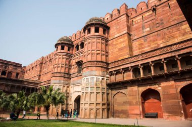 AGRA, Hindistan - 15 Şubat 2018: Agra 'daki Kızıl Kale' deki turistler, bu kale çok popüler bir turistik ilgi odağı, çünkü Tac Mahal 'ın güzel bir manzarasına sahip olabilirsiniz. UNESCO Dünya Mirası sitesi