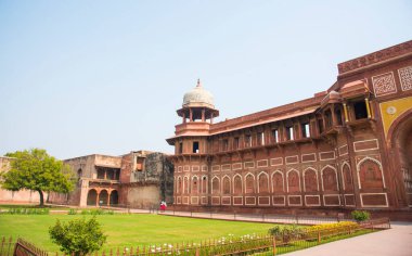 AGRA, Hindistan - 15 Şubat 2018: Agra 'daki Kızıl Kale' deki turistler, bu kale çok popüler bir turistik ilgi odağı, çünkü Tac Mahal 'ın güzel bir manzarasına sahip olabilirsiniz. UNESCO Dünya Mirası sitesi