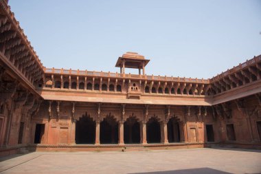 AGRA, Hindistan - 15 Şubat 2018: Hindistan 'ın Agra kentindeki UNESCO Dünya Mirasları Alanının Tac Mahal manzarası. Tac Mahal dünya çapında popüler bir aşk sembolüdür.