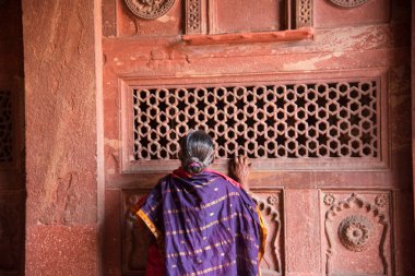 AGRA, INDIA, 14 Şubat 2018: Agra 'daki Kızıl Kale' yi ziyaret eden turistler, UNESCO 'nun Dünya Mirasları adlı çok popüler bir turizm merkezidir.. 