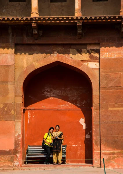 Kvinnor Vid Röda Fortet Agra Indien — Stockfoto
