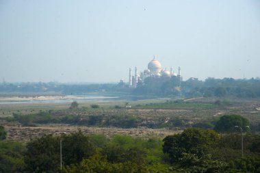 Hindistan 'ın Agra kentindeki bir UNESCO Dünya Mirasları Alanı olan Taj Mahal' in manzarası. Tac Mahal dünya çapında popüler bir aşk sembolüdür..